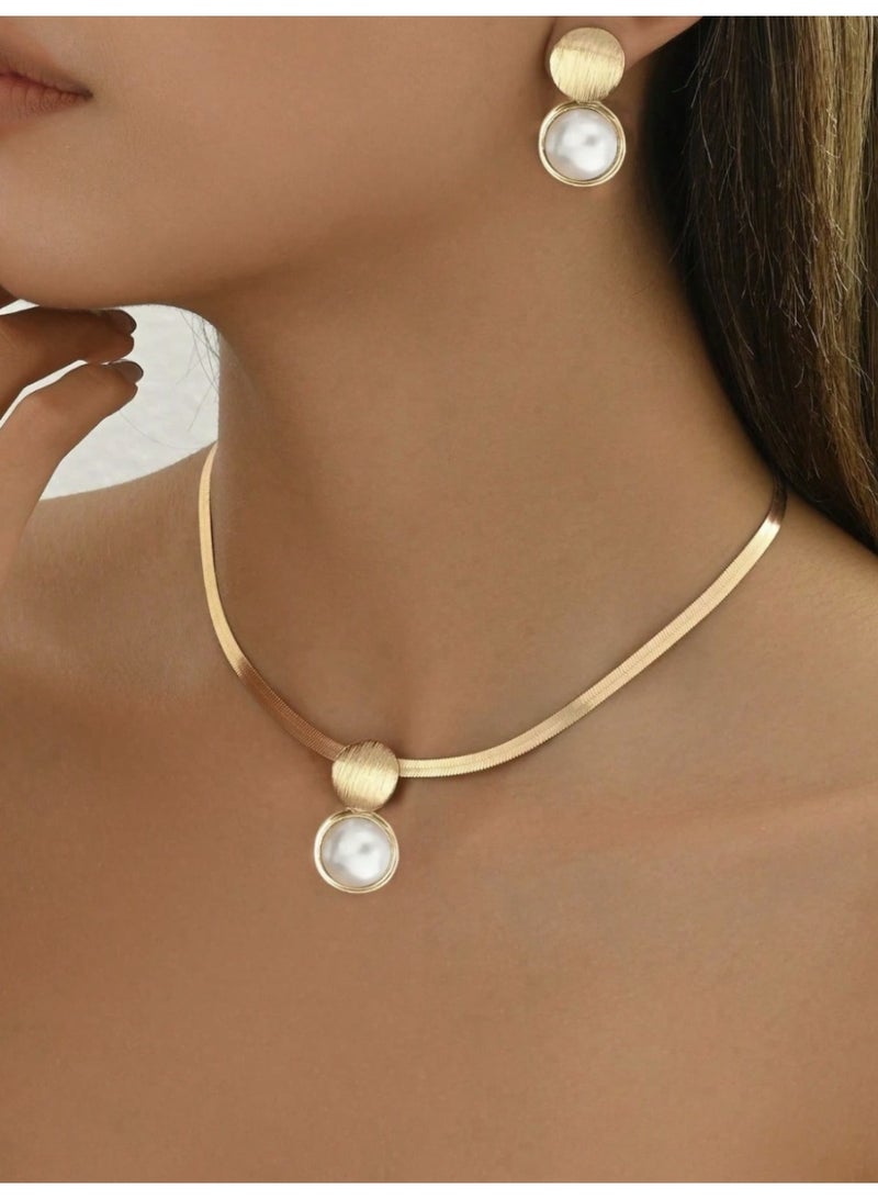 veya A Luxurious And Modern 3-Biece Accessory Set With A Gold Design – Necklace And Earrings With A Heart And Ornate Circle Design. - Image 3